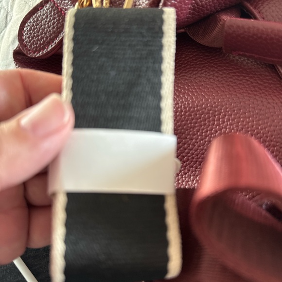 kangaROOS Burgundy Backpack with Gold Accents Brand New!!๐ฅ๐ฅ๐ฅ๐ฅ๐ฅ - Picture 9 of 12